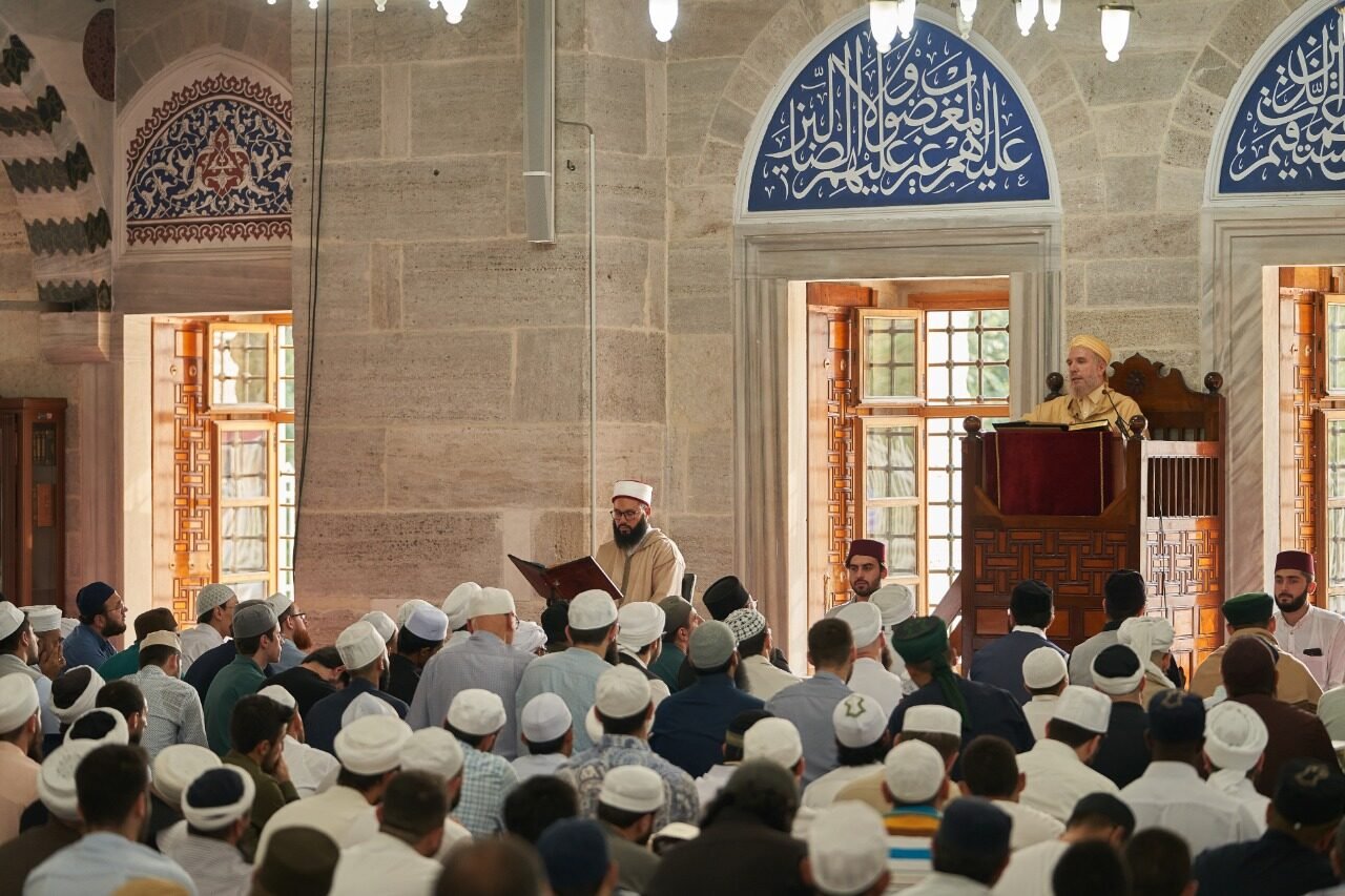 A reciter at the lectern